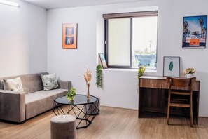 Luxury Studio Suite, City View | Living area