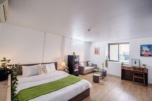 Luxury Studio Suite, City View | Living area - Vari Homestay Dao Tan (Ba Đình)
