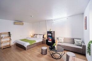 Luxury Studio Suite, City View | Living area - Vari Homestay Dao Tan (Ba Đình)