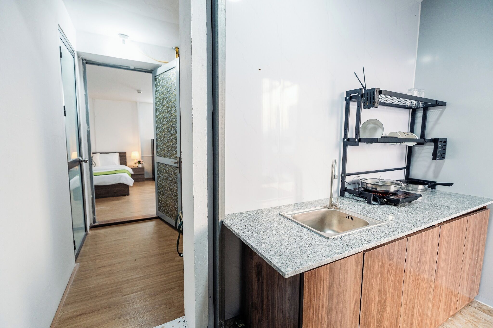 Studio Suite Mewah, pemandangan kota | Dapur pribadi | Lemari es besar dan peralatan masak/sendok-piring