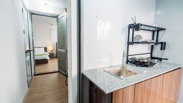 Luxury Studio Suite, City View | Private kitchen