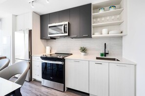 Fridge, microwave, oven, stovetop - Modern 3 Bedroom Suite with AC near Downtown Toronto (Toronto)