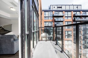 Property grounds - Modern 3 Bedroom Suite with AC near Downtown Toronto (Toronto)