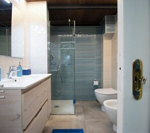 Douche, sèche-cheveux, bidet, serviettes fournies