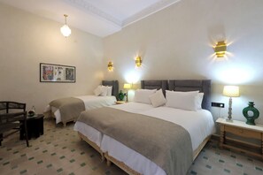 Quarto triplo conforto, vista para o pátio | Cofres nos quartos, cortinas blackout, Wi-Fi de cortesia