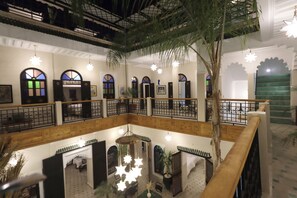 تفاصيل الفندق من الداخل