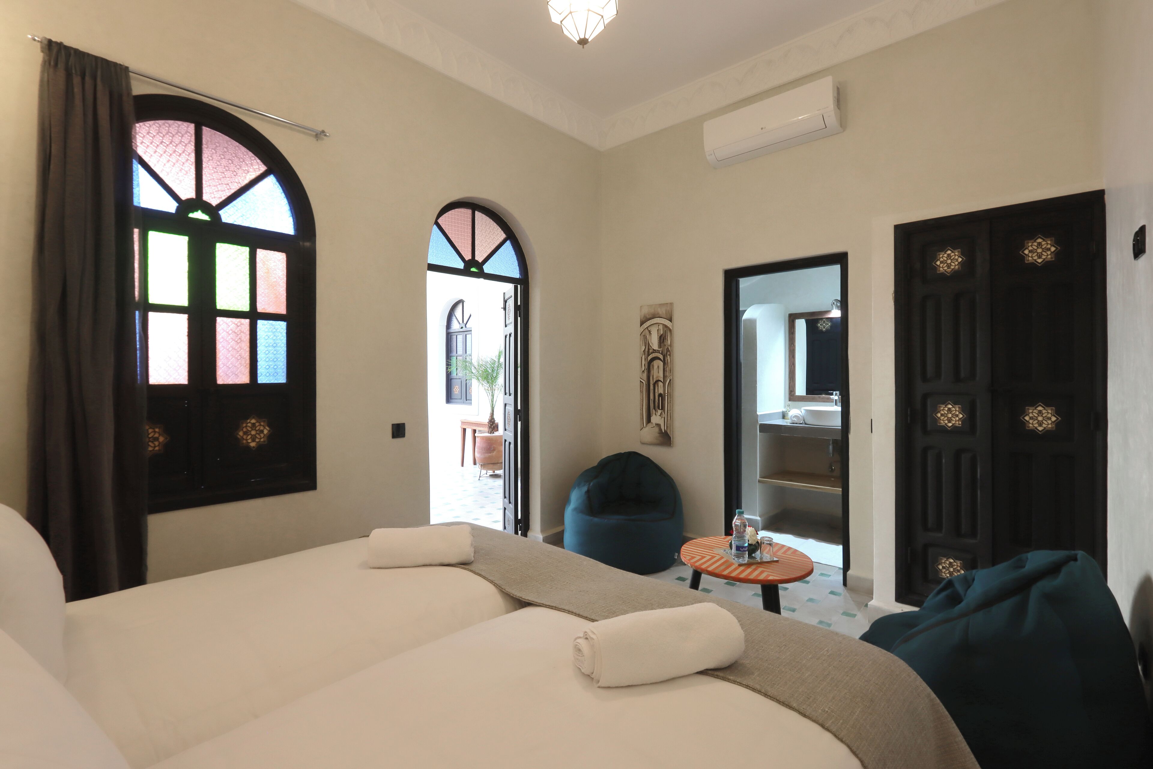 Habitación doble estándar, vista al patio | Caja de seguridad en la habitación, cortinas blackout y wifi gratis 