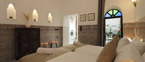 Standaard tweepersoonskamer, uitzicht op de binnenplaats | Een kluis op de kamer, verduisterende gordijnen, gratis wifi