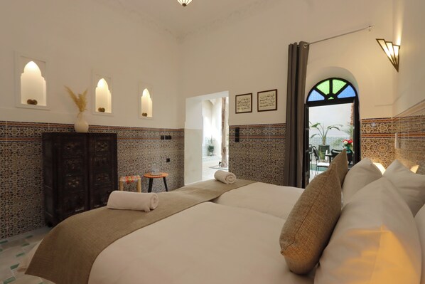 غرفة مزدوجة عادية - منظر للفناء | خزنة داخل الغرفة وستائر تعتيم وواي فاي �مجانًا