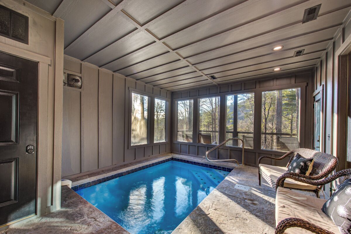 Een binnenzwembad, een verwarmd zwembad