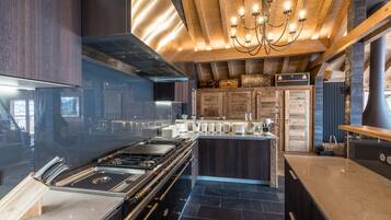 Een koelkast, een oven, een kinderstoel, een eettafel