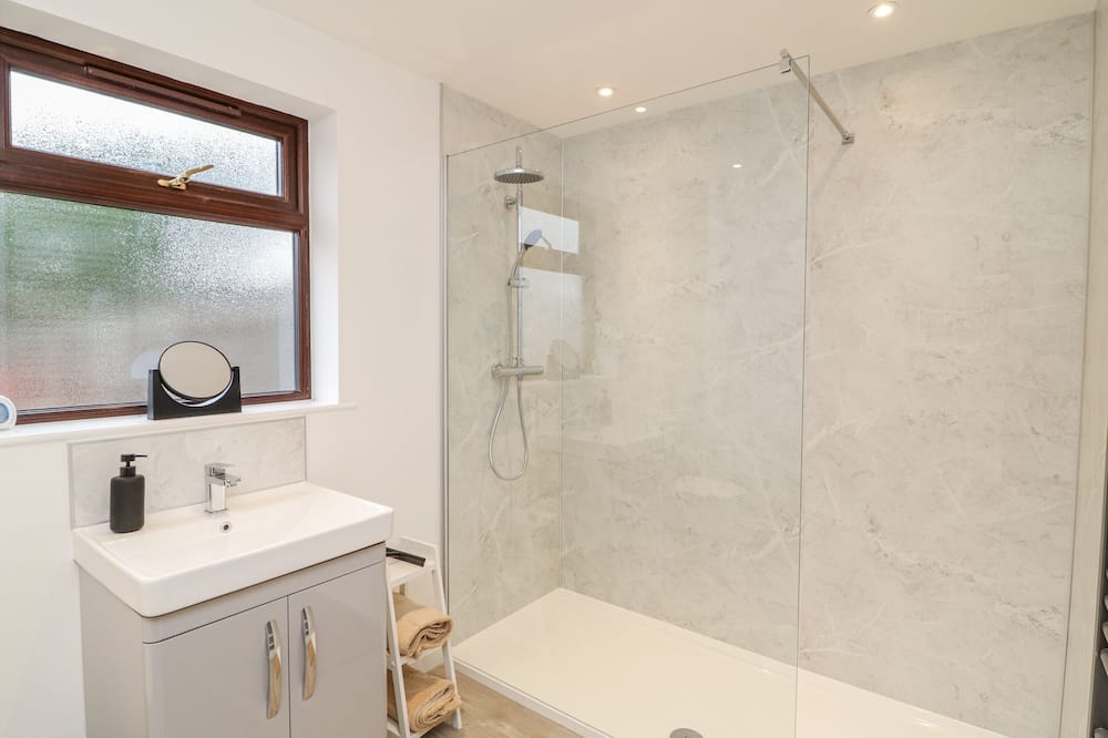 Station House - Surfleet
