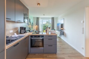 Fridge, oven, stovetop, dishwasher - Luxusapartement mit Meerblick (Nordstrand)