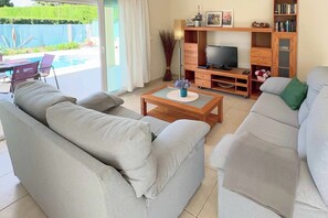 Smart TV - Villa Laura Poblets - Three Bedroom Villa, Sleeps 6 (Els Poblets)