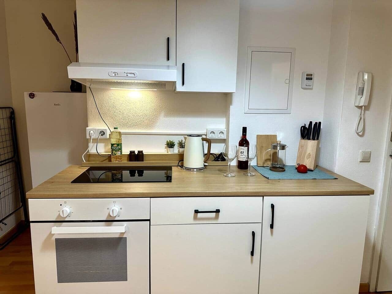 Refrigerador, horno, placa de cocina, utensilios de cocina