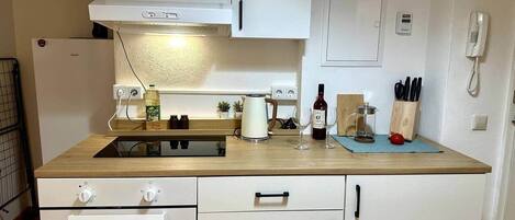 Refrigerador, horno, placa de cocina, utensilios de cocina