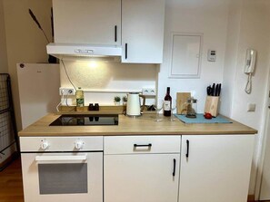 Kühlschrank, Ofen, Herdplatte, Kochgeschirr/Geschirr/Besteck