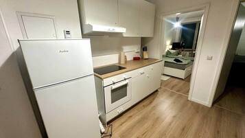 Fridge, oven, stovetop, cookware/dishes/utensils