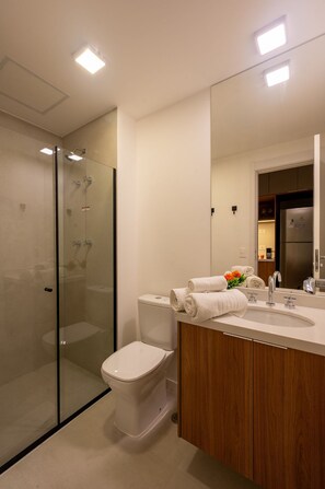 Estudio | Baño | Ducha, jabón, champú y papel higiénico