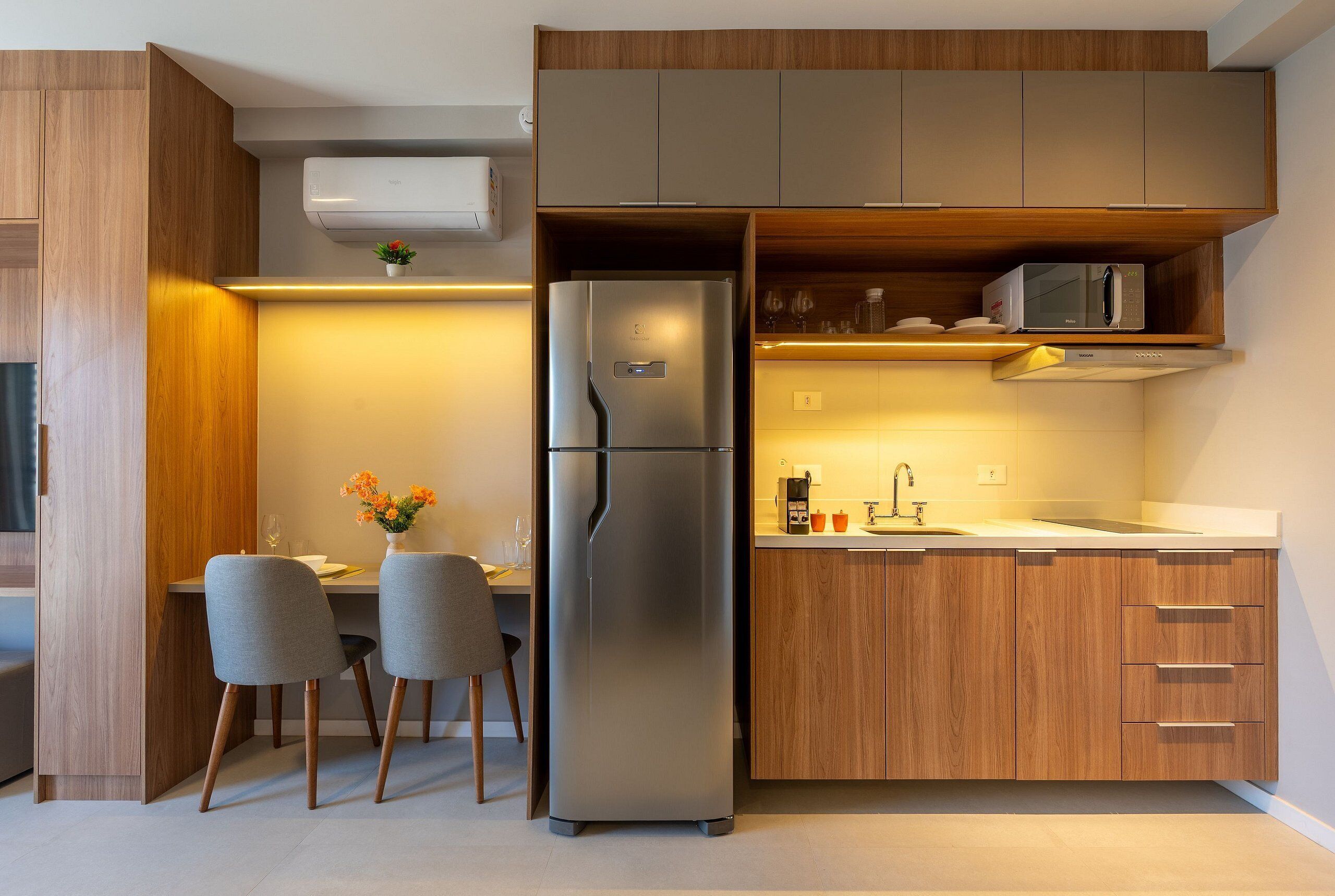 Traditional Studio | Private kitchen | Fridge, microwave, stovetop, cookware/dishes/utensils