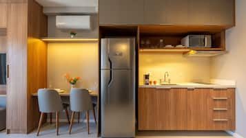 Studio | Dapur pribadi | Lemari es, microwave, kompor, dan peralatan masak/sendok-piring