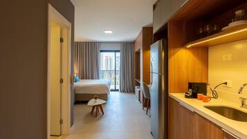 Espacio para trabajar con laptop y wifi gratis