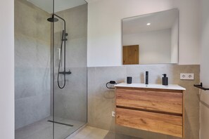 Een douche, een haardroger, een bidet, handdoeken