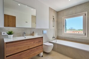 Shower, hair dryer, bidet, towels - Country House Moro with Large Pool near Mondragó Nature Reserve (IB)