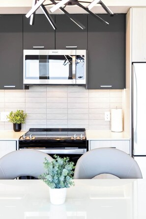 Frigorífico, microondas, horno y placa de cocina