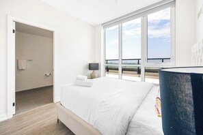 Escritorio, tabla de planchar con plancha, wifi gratis y ropa de cama