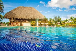 Swim-up bar - Cozy apartment at Cocotal Golf Suites (Punta Cana)