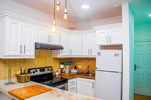 Family Apartment, Private Pool, Garden View | Dapur peribadi