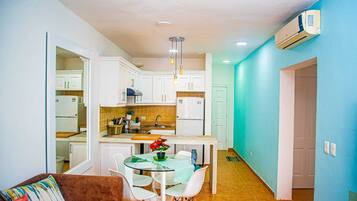 Familie appartement, privézwembad, uitzicht op tuin | Woonruimte