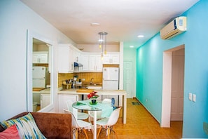 Appartement Familial, piscine privée, vue jardin | Coin séjour