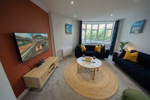 TV - The Westbourne Nest • 3BR Your cosy home away (Bournemouth)