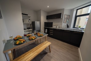 Microwave, oven, stovetop, dishwasher - The Westbourne Nest • 3BR Your cosy home away (Bournemouth)
