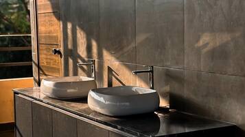 Dormitori compartit econòmic, vistes al turó | Bany