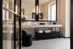 Luxury Suite, Balcony | Bathroom - Sparano Palace (Bari)