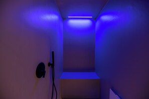 Luxury Suite, Balcony | Bathroom | Shower, hair dryer, slippers, towels - Sparano Palace (Bari)