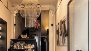 Ein modernes Interieur mit Barbereich, einer Treppe und einer Tür mit rundem Griff.
