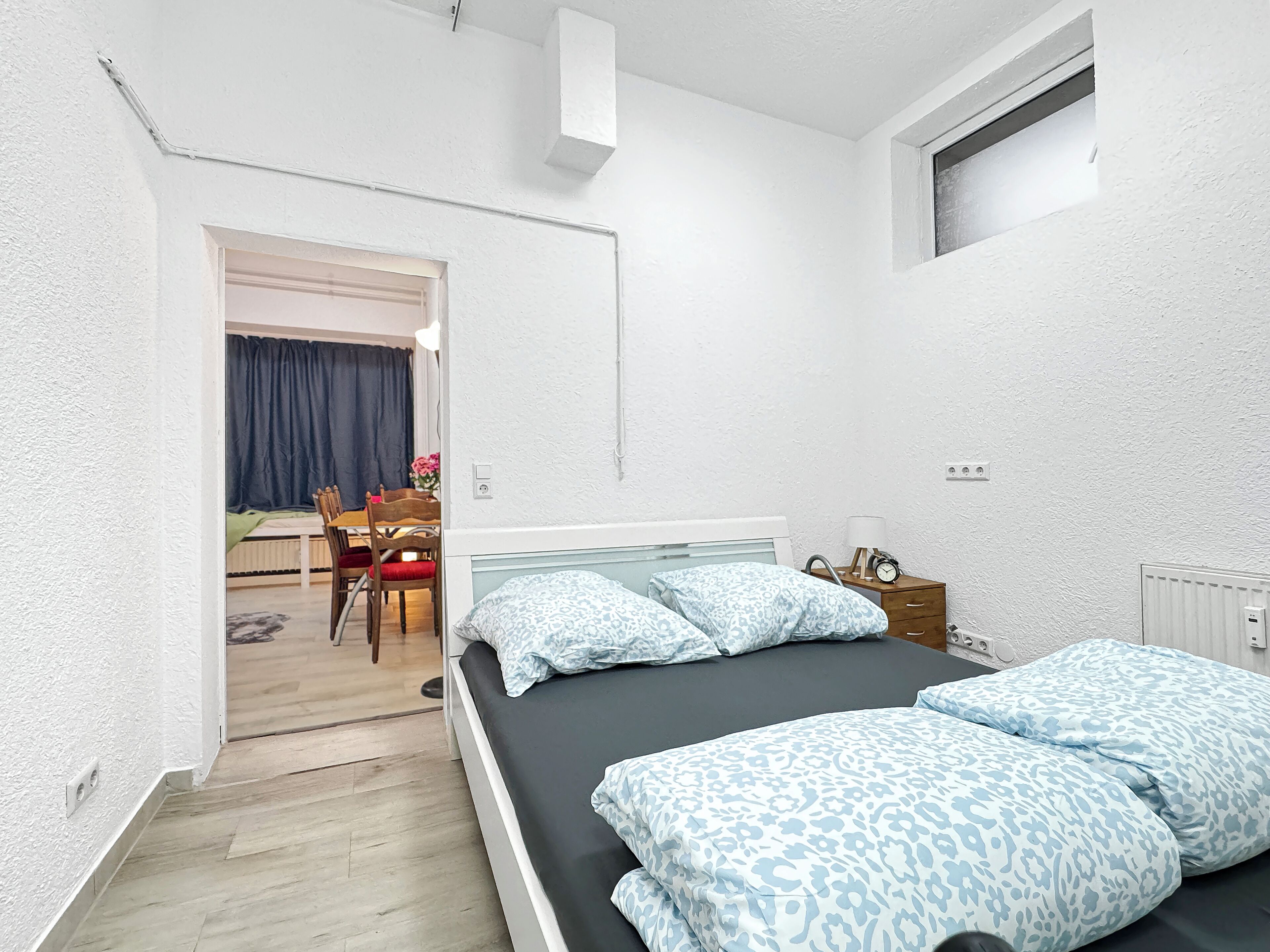 Tabla de planchar con plancha, wifi y ropa de cama 