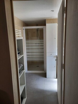 Douche, sèche-cheveux, serviettes fournies, papier toilette