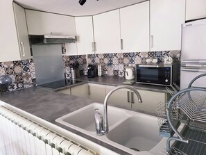 Micro-ondes, plaque de cuisson, lave-vaisselle