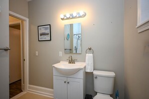 Hair dryer, towels - Charming 2 bedroom house in downtown Lexington (Lexington)
