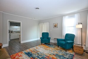 Living area - Charming 2 bedroom house in downtown Lexington (Lexington)
