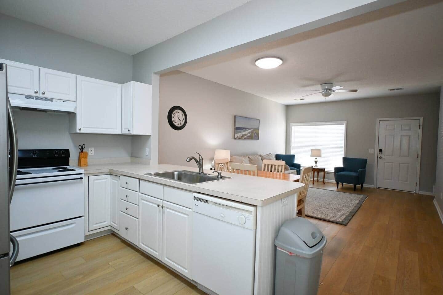 Jääkaappi, mikroaaltouuni, uuni, liesi