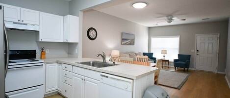 Jääkaappi, mikroaaltouuni, uuni, liesi