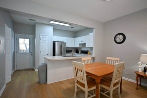 Dining - Cozy Townhouse in Lexington (Lexington)