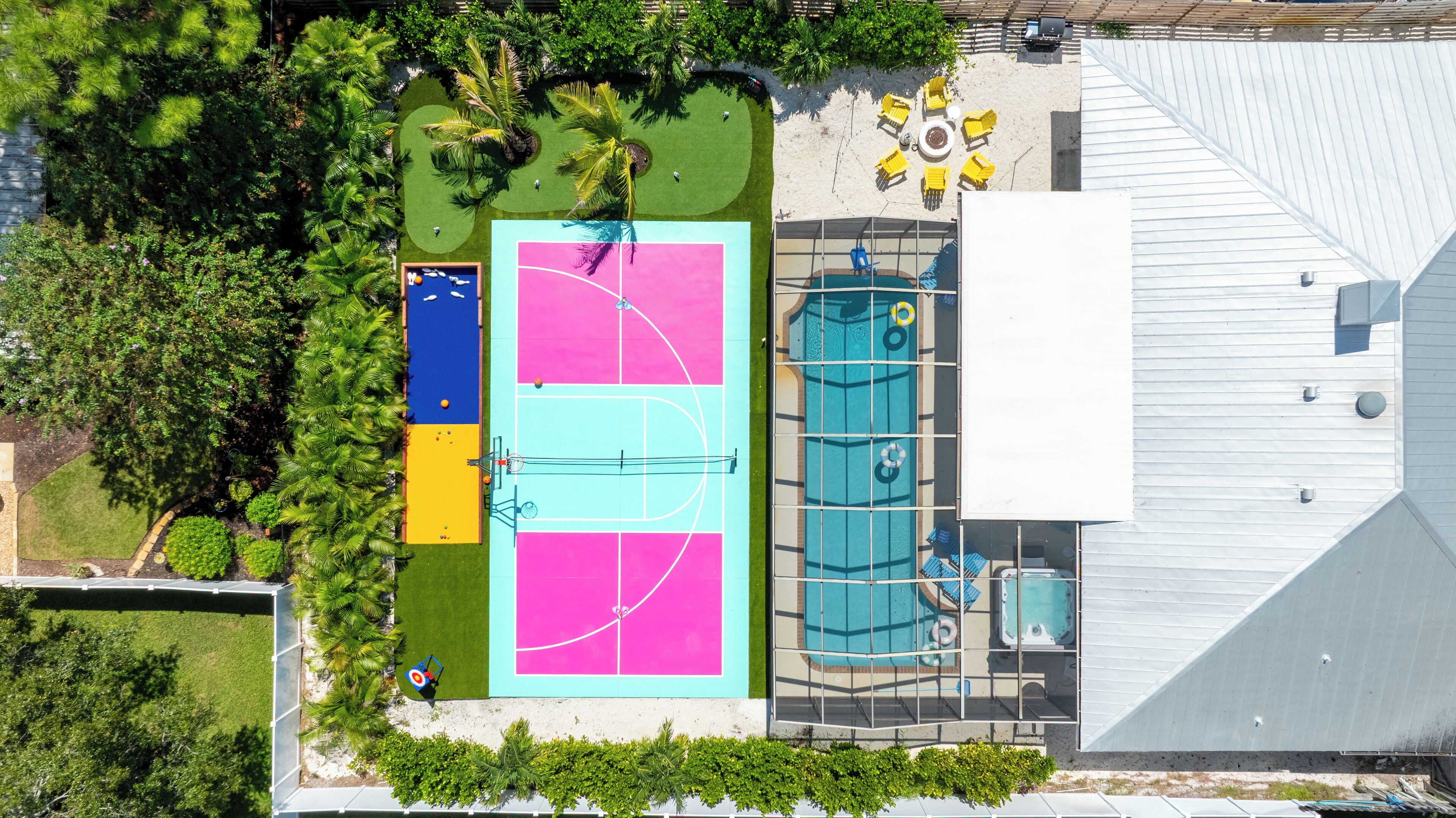 Utendørsbasseng og et oppvarmet basseng