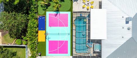 Utendørsbasseng og et oppvarmet basseng